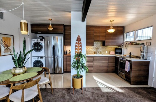 Twin Palms Condominio | Luxe, peaceful retreat-KING bed historic MCM complex