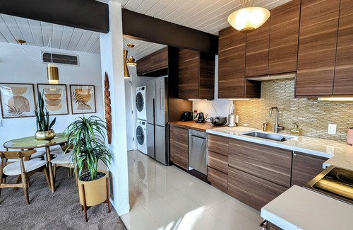 Twin Palms Condominio | Luxe, peaceful retreat-KING bed historic MCM complex