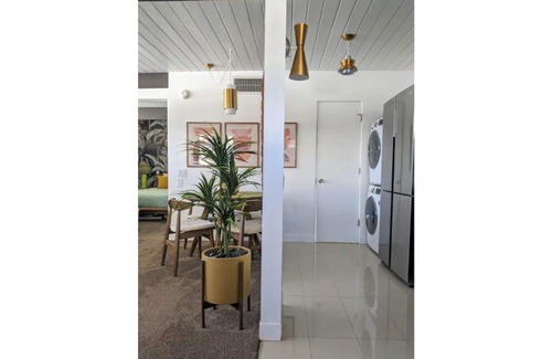 Twin Palms Condominio | Luxe, peaceful retreat-KING bed historic MCM complex