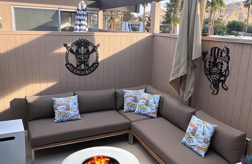 Twin Palms Condominio | Luxe, peaceful retreat-KING bed historic MCM complex