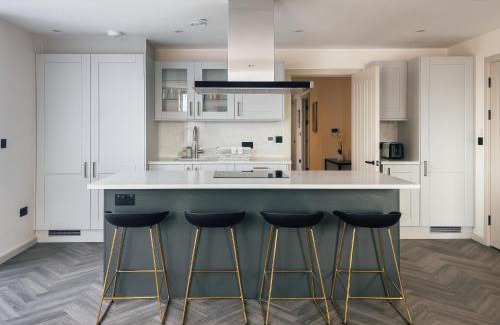 London Borough of Hounslow Apartamento | Luxe Penthouse Retreat: With Free Parking!