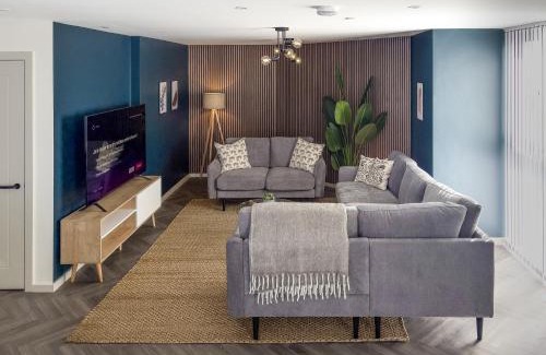 London Borough of Hounslow Apartamento | Luxe Penthouse Retreat: With Free Parking!