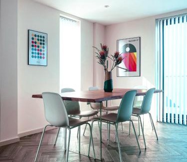 London Borough of Hounslow Apartamento | Luxe Penthouse Retreat: With Free Parking!