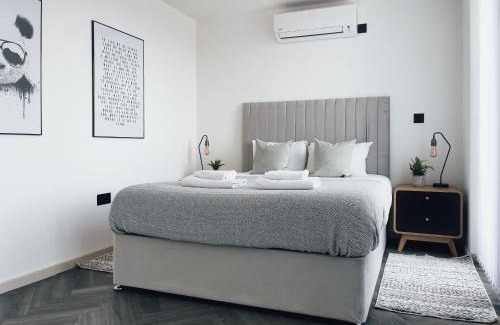 London Borough of Hounslow Apartamento | Luxe Penthouse Retreat: With Free Parking!
