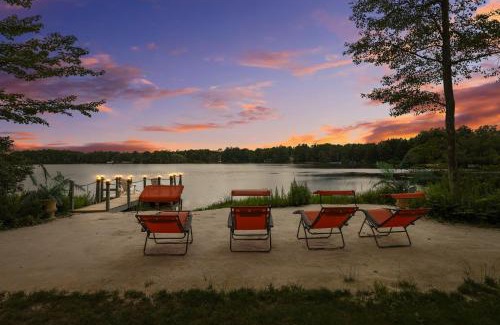 Pocono Summit Casa | Luxe Poconos Lake House with Private Beach