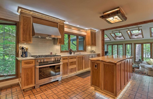 Pocono Pines Casa | ¡NUEVO! Luxe Poconos Pines Home w / Beach + Servicios!