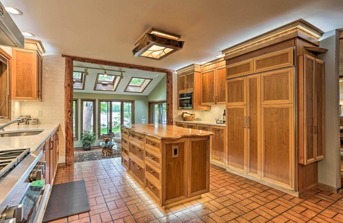 Pocono Pines Casa | ¡NUEVO! Luxe Poconos Pines Home w / Beach + Servicios!