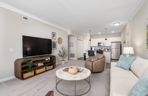 Powell Apartamento | Luxe Powell 2BR | Covered Parking | Walk-In Shower