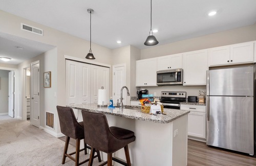 Powell Apartamento | Luxe Powell 2BR | Covered Parking | Walk-In Shower