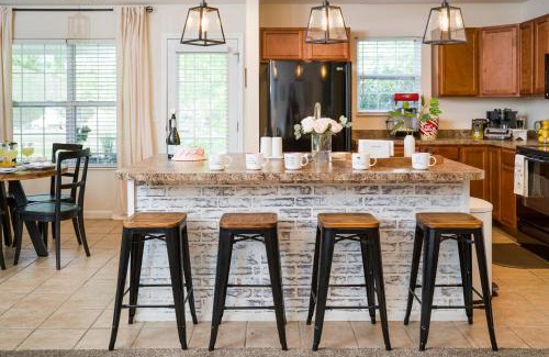 Pigeon Forge Casa | Luxe Quiet Townhouse w/Parking/Pool/By Dollywood