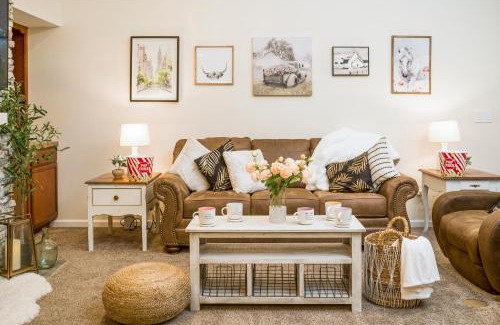 Pigeon Forge Casa | Luxe Quiet Townhouse w/Parking/Pool/By Dollywood