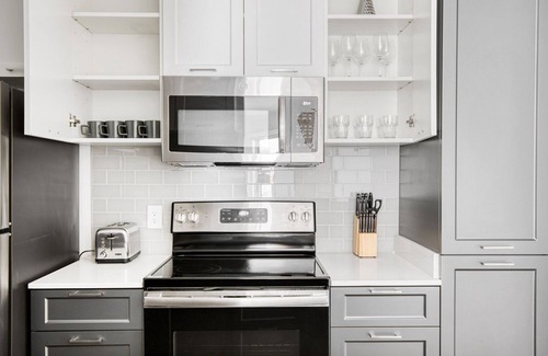 South Redondo Apartamento | Luxe Redondo Beach 1BR w/ Pool, Gym & W/D, walk to Beach, by Blueground