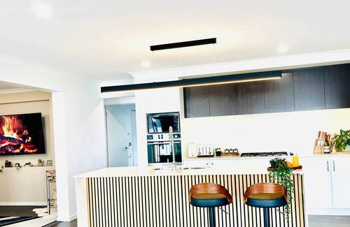 Rokeby Casa | Luxe Retreat with Spa - Near airport & CBD