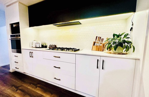 Rokeby Casa | Luxe Retreat with Spa - Near airport & CBD
