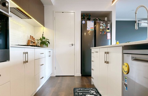 Rokeby Casa | Luxe Retreat with Spa - Near airport & CBD