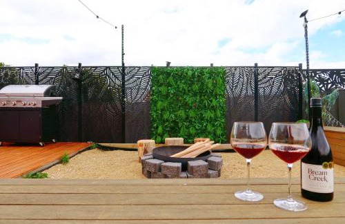 Rokeby Casa | Luxe Retreat with Spa - Near airport & CBD