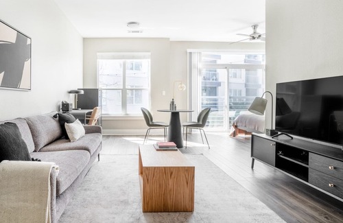 Riverside Apartamento | Luxe Riverside Studio w/ Gym & W/D, nr Lady Bird Lake, by Blueground
