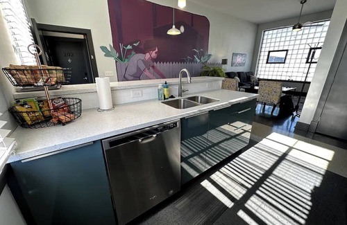 Roanoke Apartamento | Luxe rooftop retreat in downtown core
