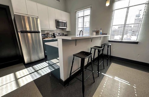 Roanoke Apartamento | Luxe rooftop retreat in downtown core