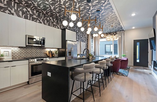 Talbot's Corner Casa | Luxe Rooftop w Spa, Sauna, Pool, Downtown Views, Dive Bar