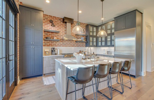 Hitch Village - Fred Wessels Homes Casa | Luxe Savannah Townhome: 1 Mi to Historic District