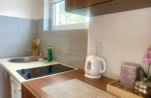 Denovici Apartamento | Luxe Seaside Oasis: Panoramic View ~ Balcony ~ Parking