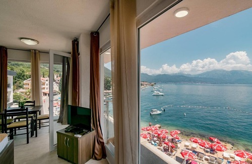 Denovici Apartamento | Luxe Seaside Oasis: Panoramic View ~ Balcony ~ Parking