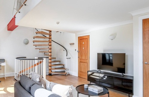 Bishop's Apartamento | Luxe South Bank Triplex 2BR w/ Balcony, near London Eye, by Blueground