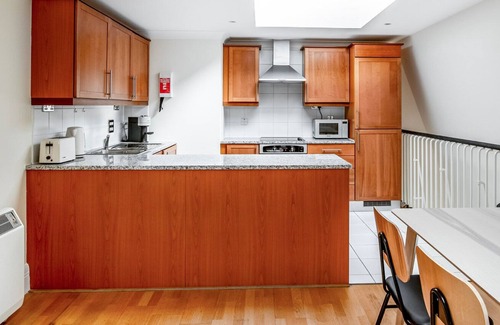 Bishop's Apartamento | Luxe South Bank Triplex 2BR w/ Balcony, near London Eye, by Blueground