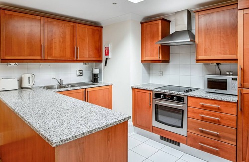 Bishop's Apartamento | Luxe South Bank Triplex 2BR w/ Balcony, near London Eye, by Blueground