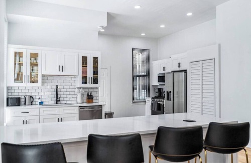 West Town Casa | Luxe Spacious SFH in Bucktown w/Secure Parking