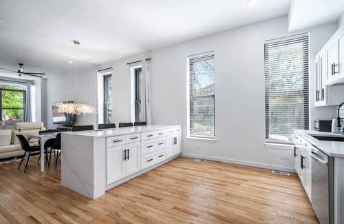 West Town Casa | Luxe Spacious SFH in Bucktown w/Secure Parking