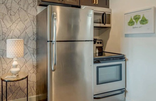 Melrose Condominio | Luxe Studio in Music City near Downtown, Walkable to Great Restaurants & More!