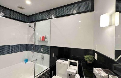 Kelvin Heights Apartamento | Luxe Studio with Lake and Mountain Views