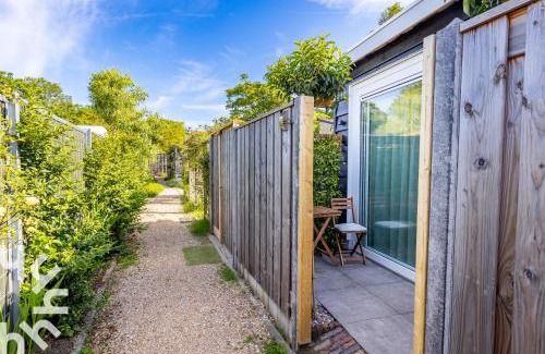 Domburg Apartamento | Luxe Tinyhouse Domburg, midden in het centrum en toch rustig gelegen