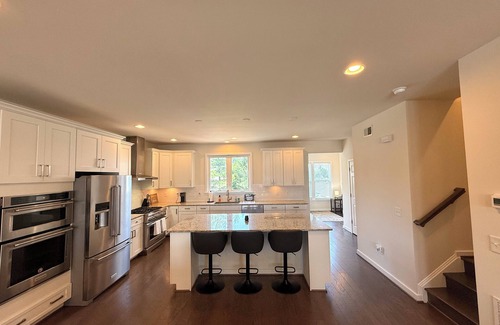 Ashburn Casa | Luxe Townhouse Retreat Hot Tub Sauna Loft Fireplace Near One loudon