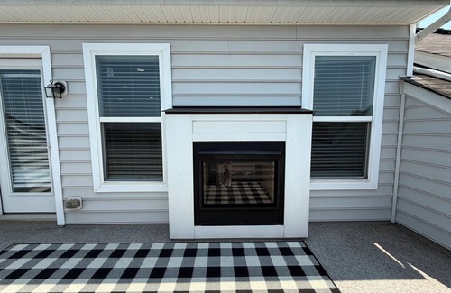 Ashburn Casa | Luxe Townhouse Retreat Hot Tub Sauna Loft Fireplace Near One loudon