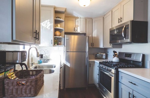 University Heights Apartamento | Luxe Urban Oasis | Modern Retreat in Uptown