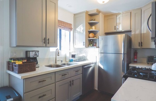 University Heights Apartamento | Luxe Urban Oasis | Modern Retreat in Uptown