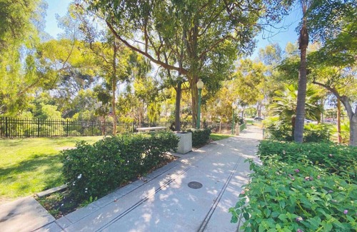 University Heights Apartamento | Luxe Urban Oasis | Modern Retreat in Uptown