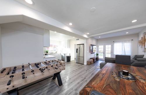 Los Angeles Casa | *LUXE Utopia w/Parking | Near LAX & Sofi/Forum*
