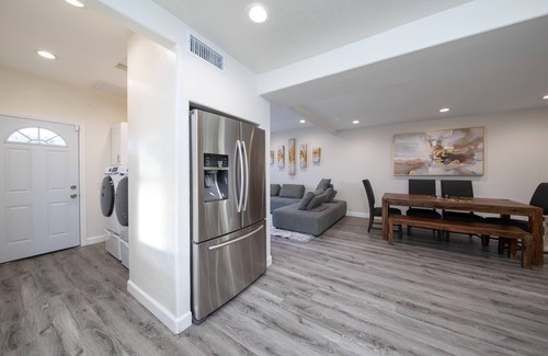Los Angeles Casa | *LUXE Utopia w/Parking | Near LAX & Sofi/Forum*