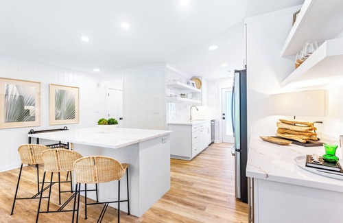 Hilton Head Island Condominio | Luxe Villa, 3 Min Walk to Beach, Pet Friendly, Office, Outdoor Fire Table