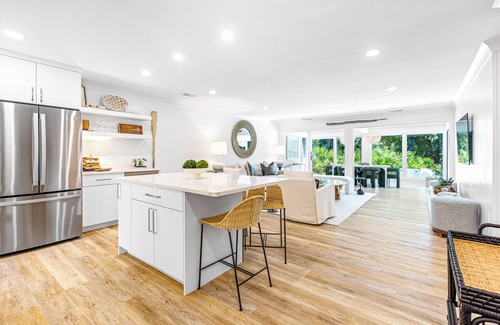 Hilton Head Island Condominio | Luxe Villa, 3 Min Walk to Beach, Pet Friendly, Office, Outdoor Fire Table