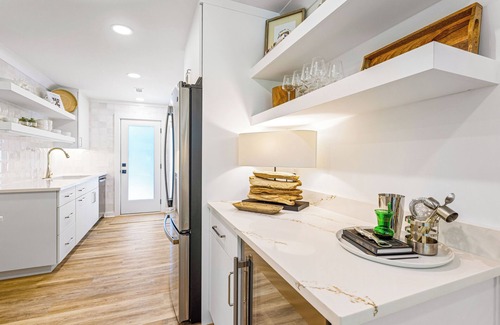 Hilton Head Island Condominio | Luxe Villa, 3 Min Walk to Beach, Pet Friendly, Office, Outdoor Fire Table