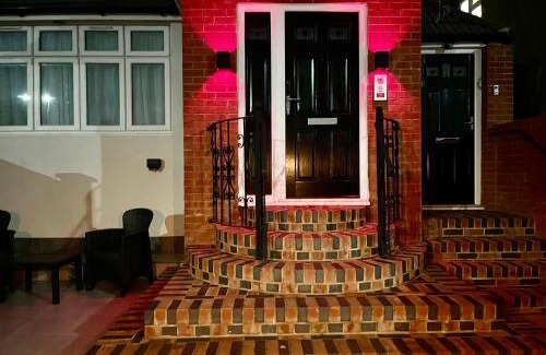 North Greenford Casa | Luxe Villa, 4 En-suite Bedrooms - West London - Wembley Stadium 5KM away