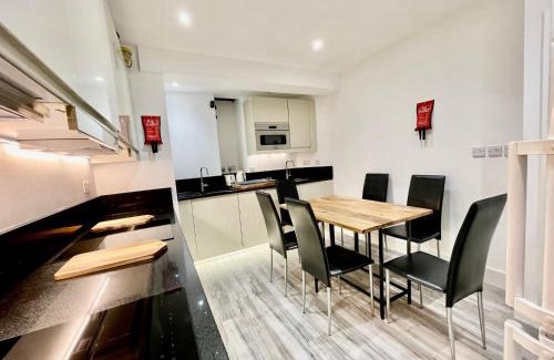 North Greenford Casa | Luxe Villa, 4 En-suite Bedrooms - West London - Wembley Stadium 5KM away