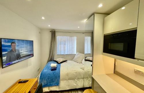North Greenford Casa | Luxe Villa, 4 En-suite Bedrooms - West London - Wembley Stadium 5KM away