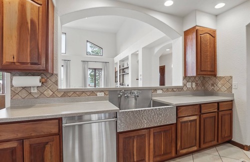 Colonial Pine Hills Casa | Luxe Villa Expansive Yard Near Rapid City