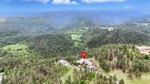 Colonial Pine Hills Casa | Luxe Villa Expansive Yard Near Rapid City